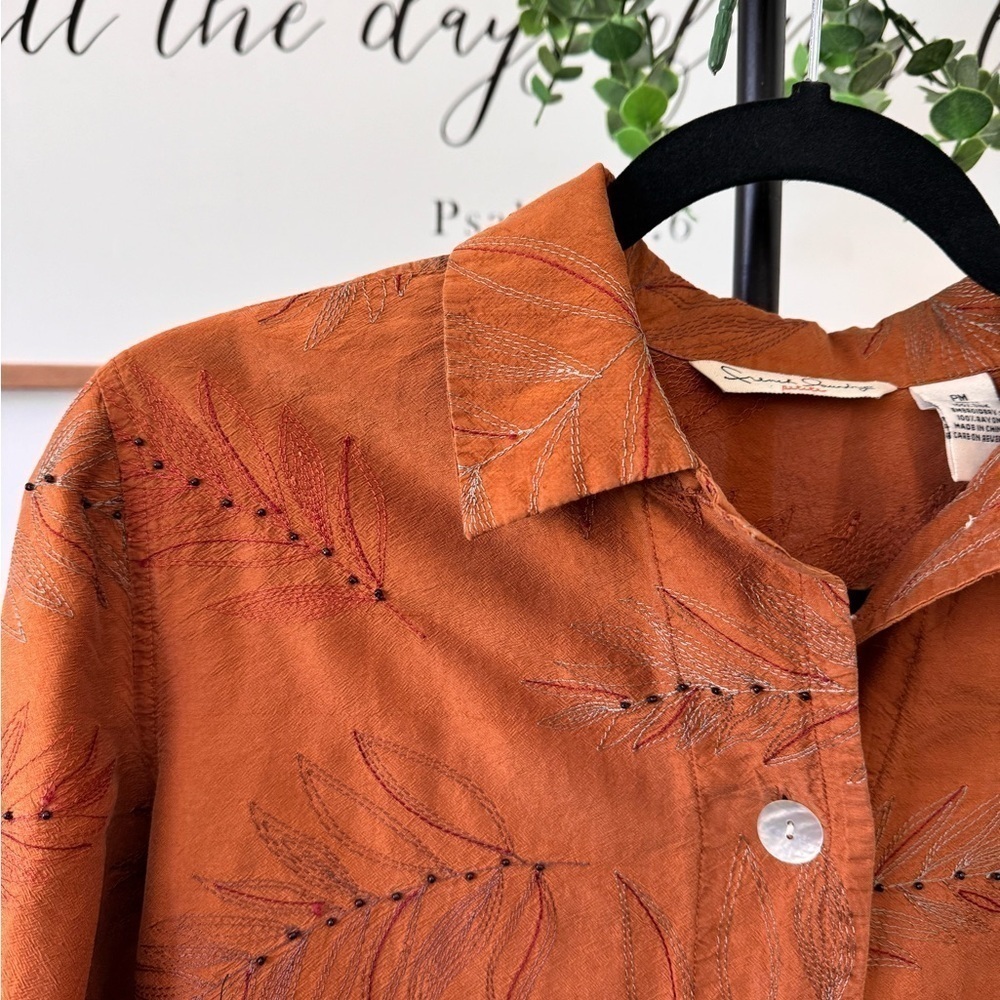 Super cute vintage 100% silk cropped long sleeve, beautiful embroidered detail - Picture 2 of 7